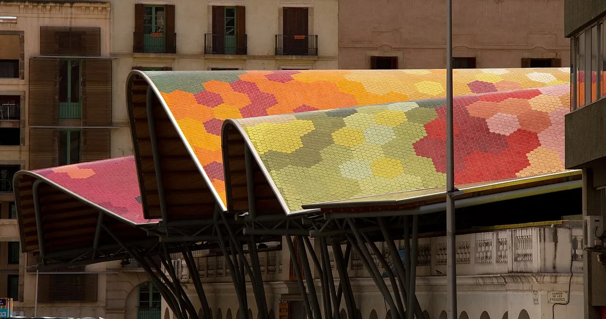 The wavy roof of the Mercat de Santa Caterina, covered in hexagonal tiles of orange, red, yellow and green, on bundles of steel supports