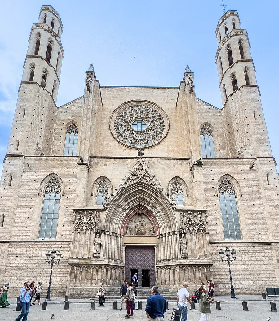 The front of Santa Maria del Mar, with a rose window between two eight-sided towers