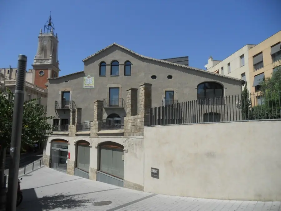 Can Mariner, a stone farmhouse on the corner of Carrer d'Horta, now a public library