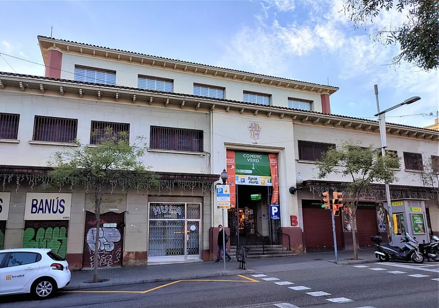 The concrete 1951 Mercat d'Horta building on Carrer del Tajo