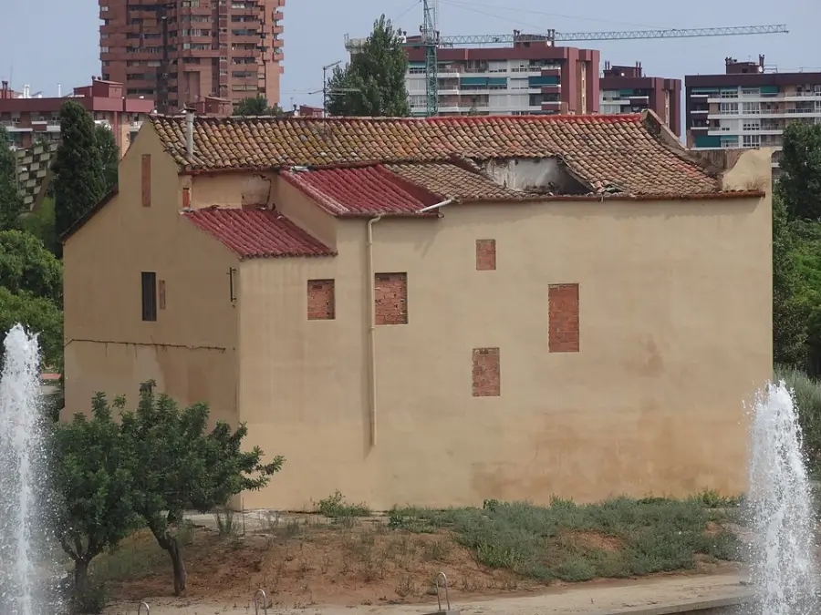 The Can Carreras farmhouse seen from Passeig de Fabra i Puig