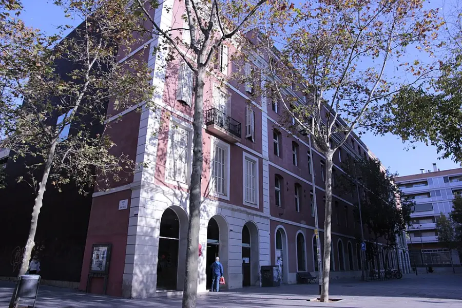 The main entrance of the Vapor Vell library seen from Carrer de Joan Güell
